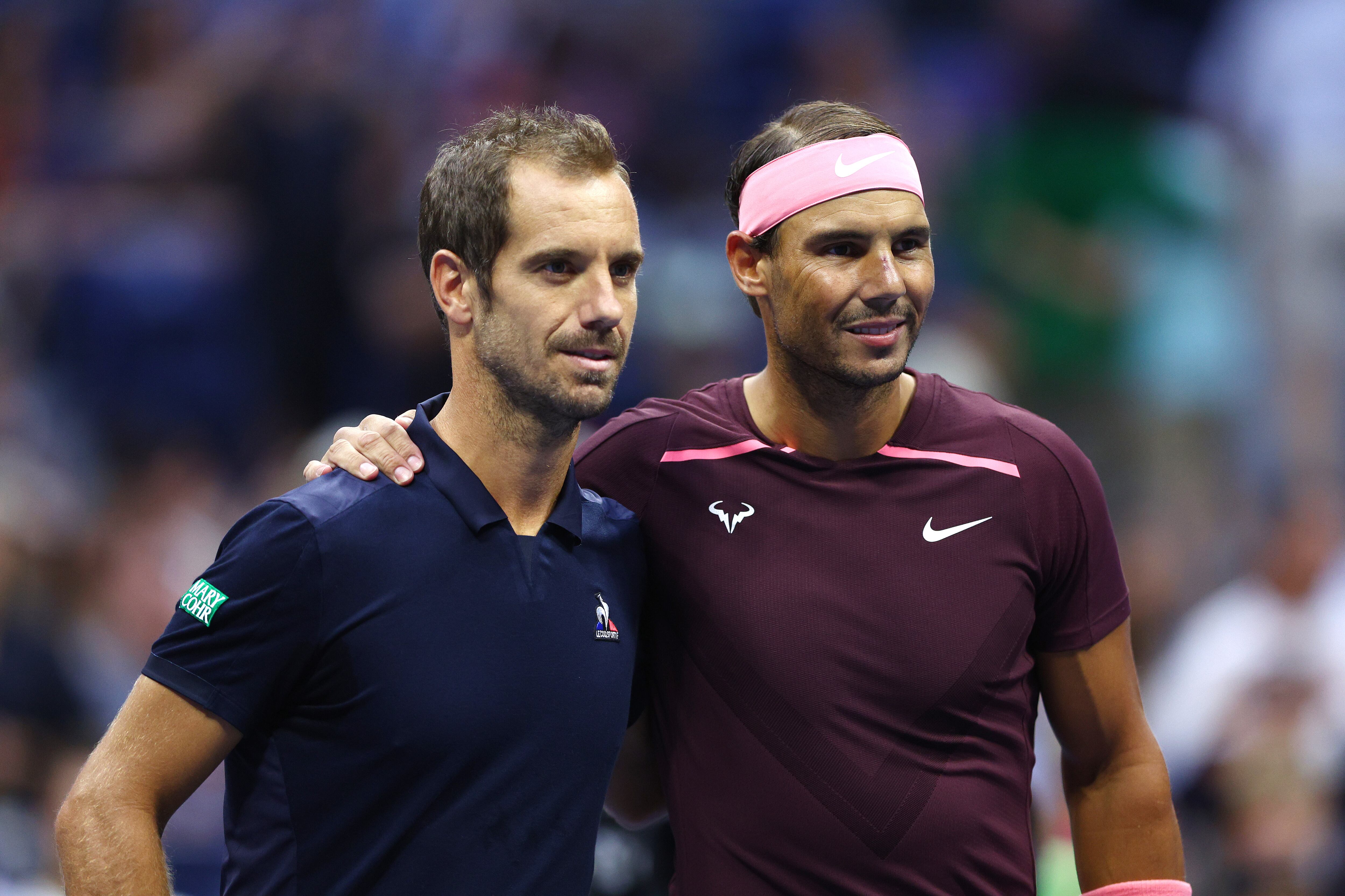 Nadal y Gasquet se abrazan antes de realizar el calentamiento previo a un partido en el US Open. (Photo by Elsa/Getty Images)