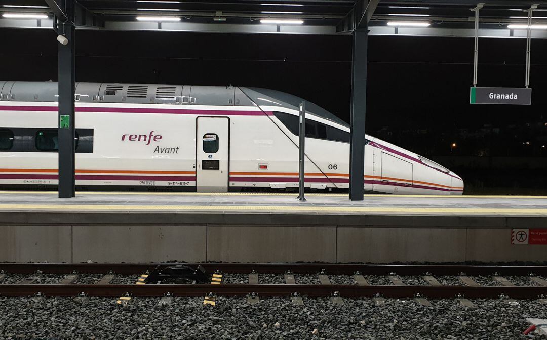 Uno de los trenes AVANT que cubrirá el trayecto de alta velocidad entre Granada y Sevilla, en la estación granadina