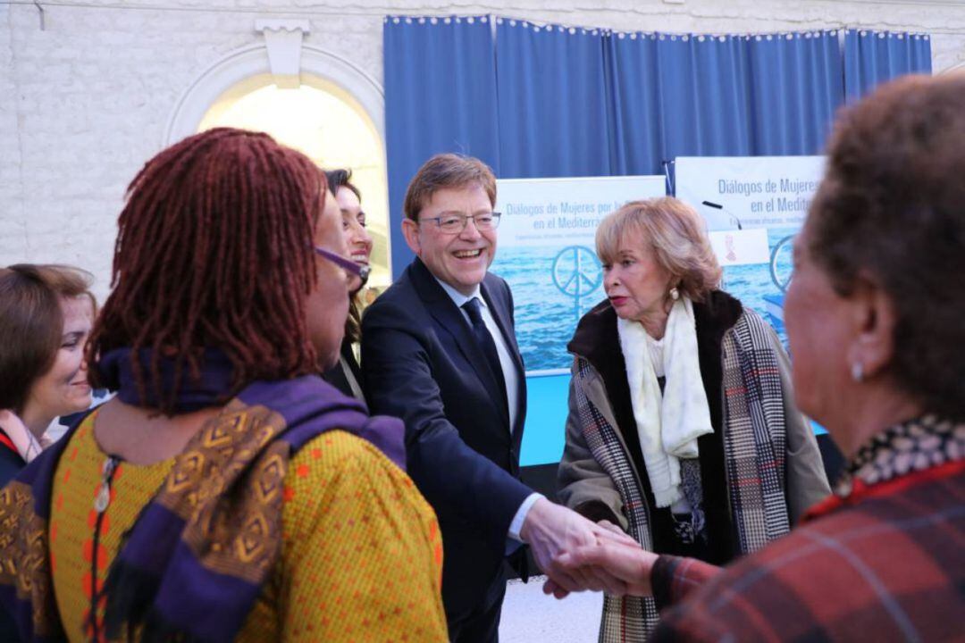 Ximo Puig y María Teresa Fernández de la Vega durante la primera edición de los &quot;Diálogos de Mujeres por la Paz en el Mediterráneo&quot; en Alicante