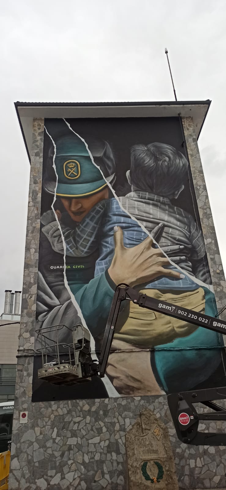 Así luce el mural de Diego AS en la comandancia de la Guarcia Civil de Lugo