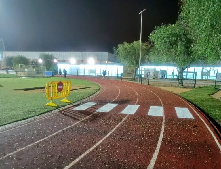 Paso de peatones en las pistas de atletismo de Campos | Foto: @juanma79campos