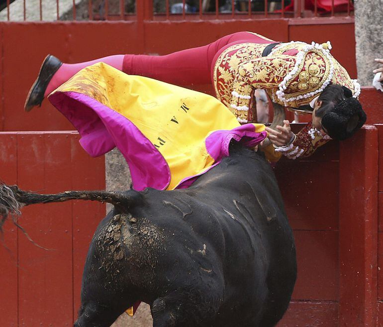 Miguel Ángel Perera en el momento de ser cogido por el tercer toro, durante el quinto festejo de la Feria de la Virgen de la Vega en Salamanca