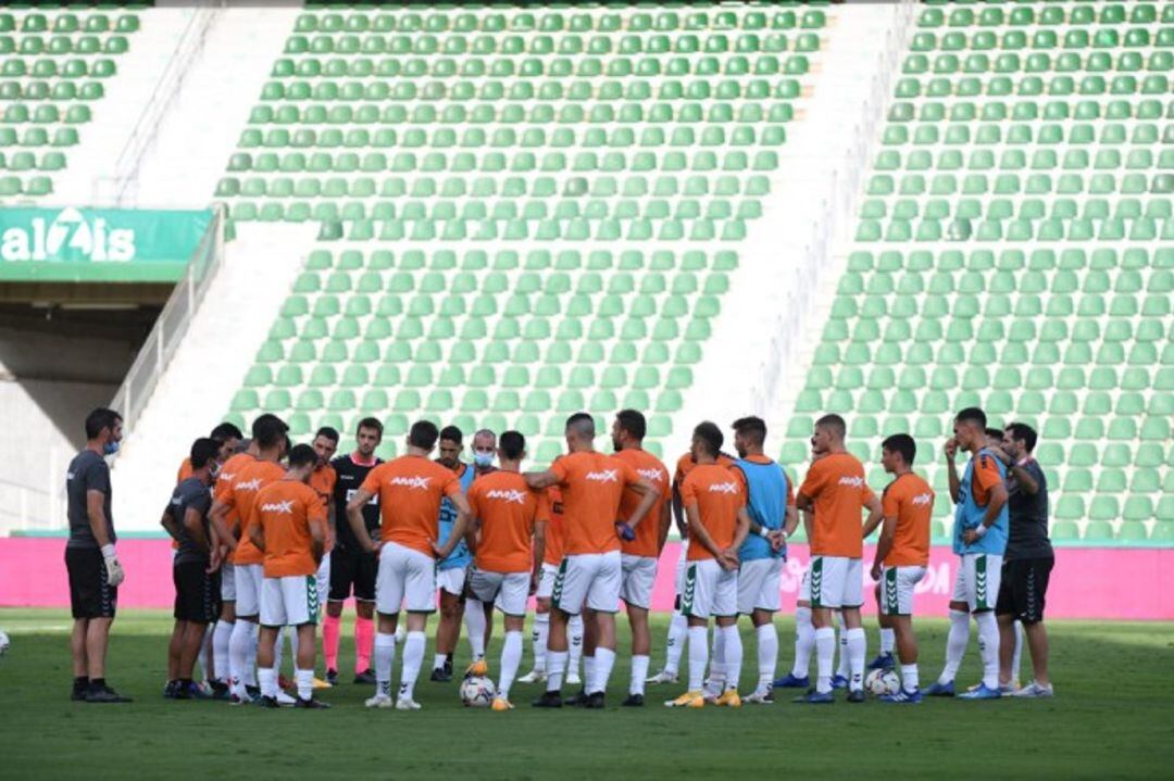 Almirón da una charla a los jugadores del Elche antes de una sesión