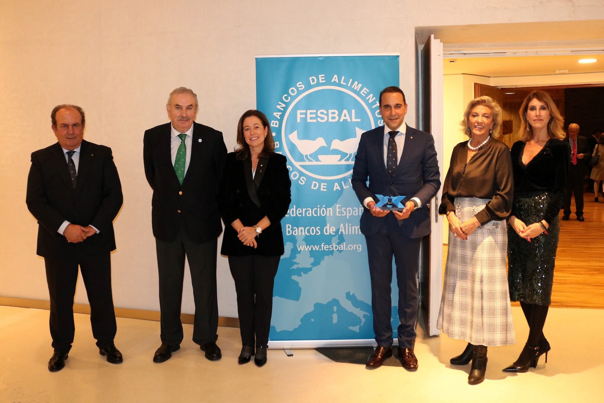 El presidente de Caja Rural de Extremadura, el director general, la gerente del Fondo de Educación y Promoción y la directora de Estrategia de Caja Rural de Extremadura con los presidentes de los Bancos de Alimentos de Badajoz y Cáceres.