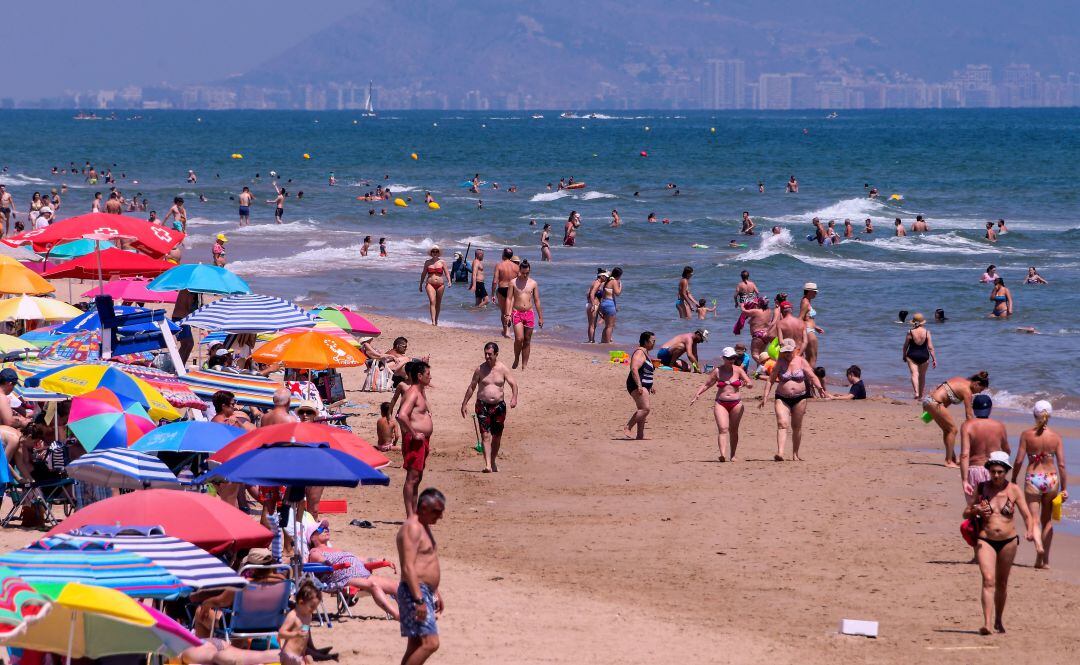 Bañistas en la playa de Gandia 