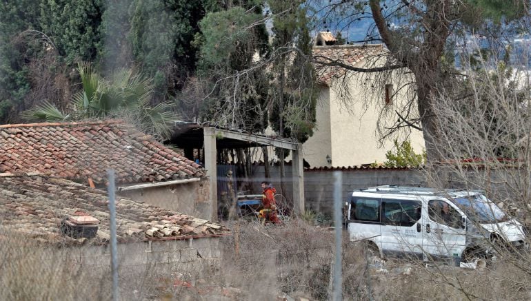 Un bombero trabaja junto a la vivienda, en la localidad de valenciana de Ontinyent, en la que dos bebés de menos de un año han fallecido