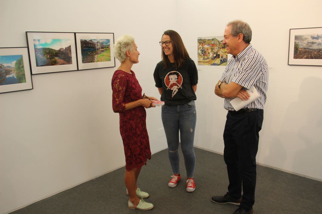 Helena Elbusto, comisaria de la exposición, con Juncal Eizaguirre, delegada de Cultura y Gerardo García, presidente de la AFI, en la presentación de la nueva exposición que se podrá ver en la Sala Menchu Gal los próximos días. 