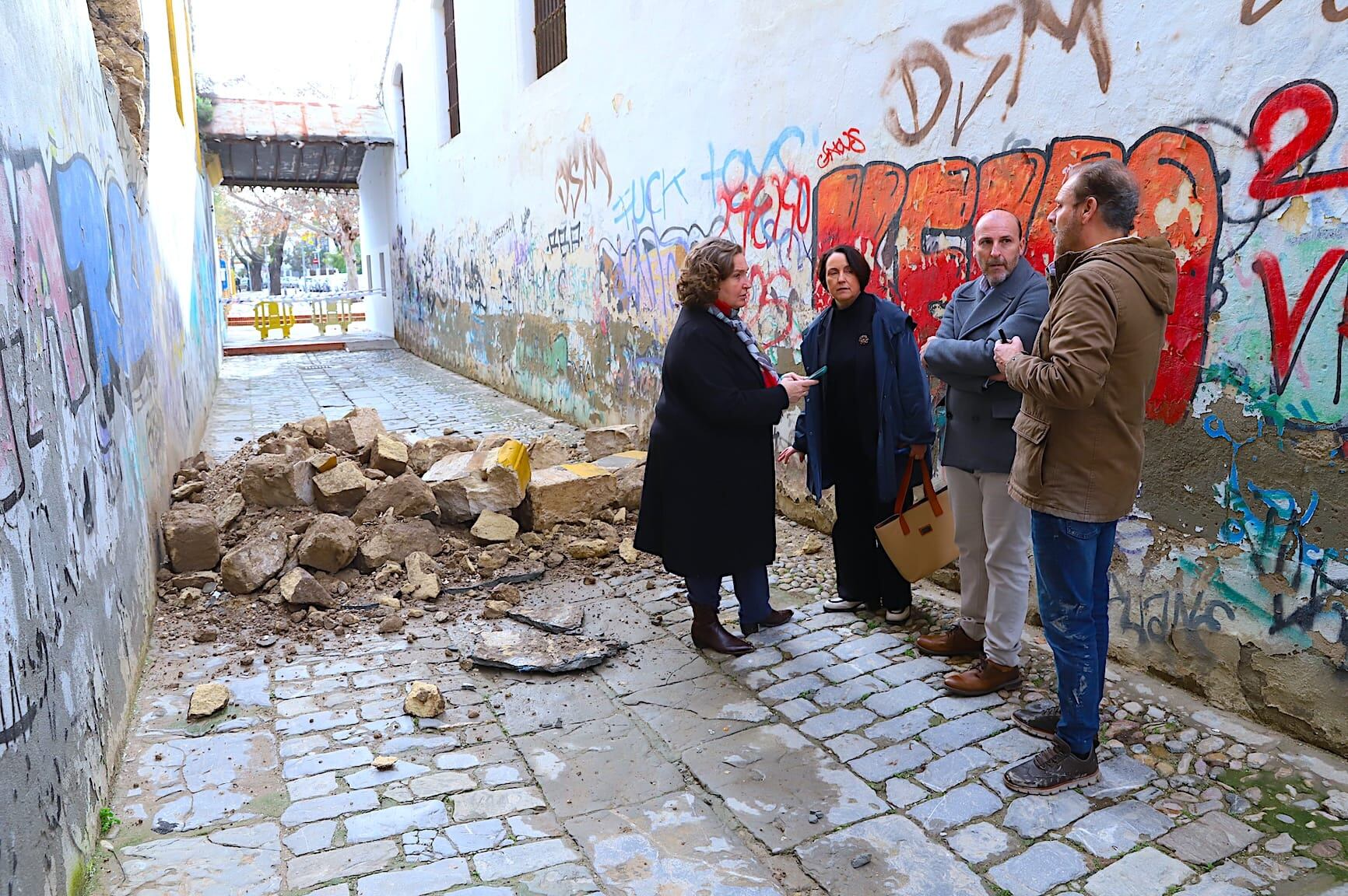 Parte de los cascotes tras el derrumbe de parte de una antigua bodega en la calle Pajarete