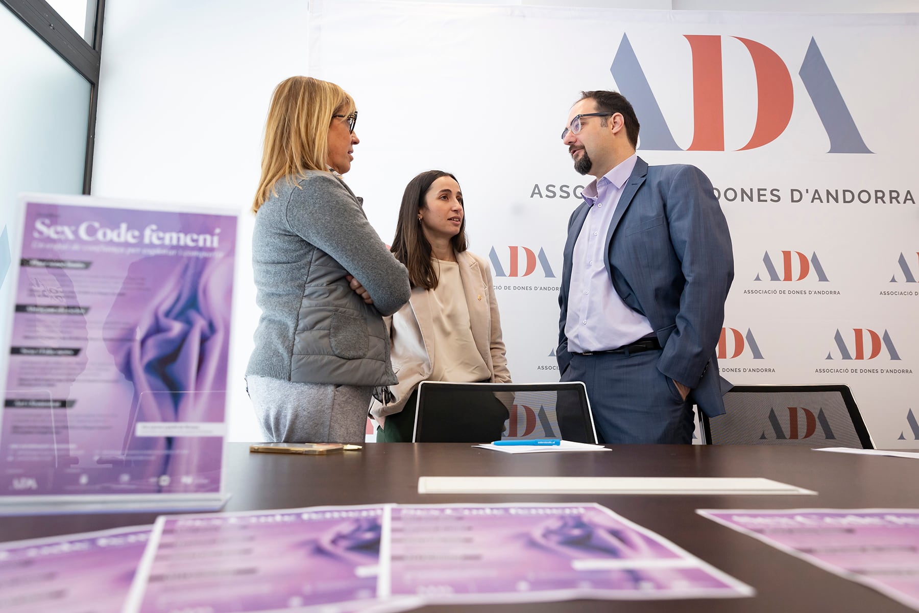 La presidenta de l'ADA, Mònica Codina, la cònsol menor d'Andorra la Vella, Olalla Losada i el conseller de Joventut i Ciutadania d'Escaldes, Ramon Tena