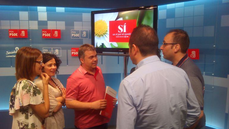 María Chivite, secretaria general del PSN, acompañada de Santos Cerdán y otros dirigentes socialistas navarros, en la sede del PSN