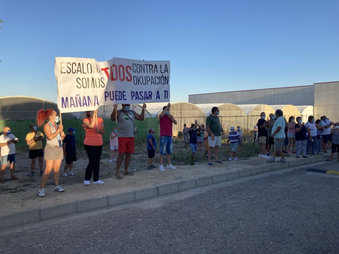 Vecinos de la urbanización &#039;Castillo de Escalona&#039; manifestándose contra la okupación. 