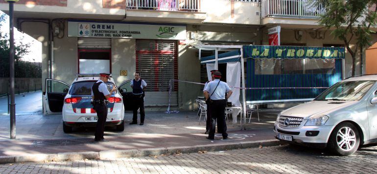 Agents dels Mossos d'Esquadra, a l'exterior del local.