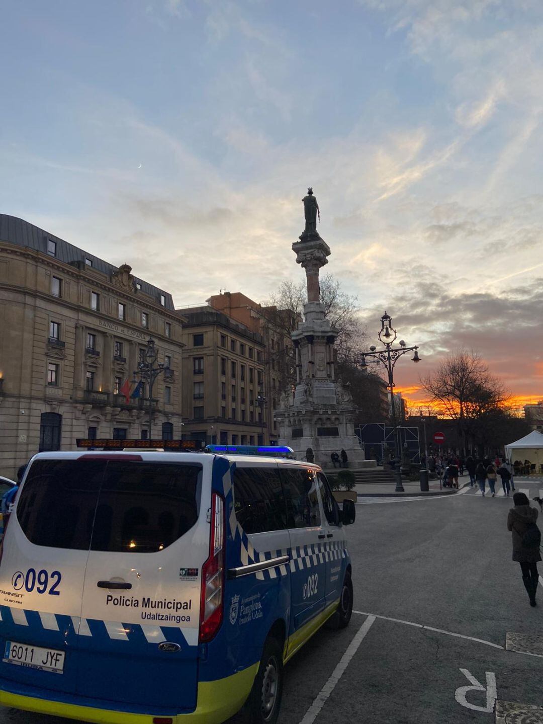 Una furgoneta de la Policía Municipal de Pamplona en el Paseo de Sarasate de la capital navarra