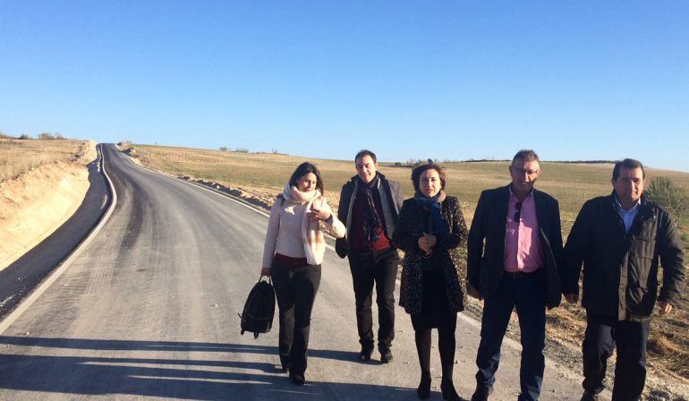 La delegada del Gobierno de la Junta de Andalucía en Granada, Sandra García, (en el centro) visita el camino de Los Llanos en la comarca de Alhama