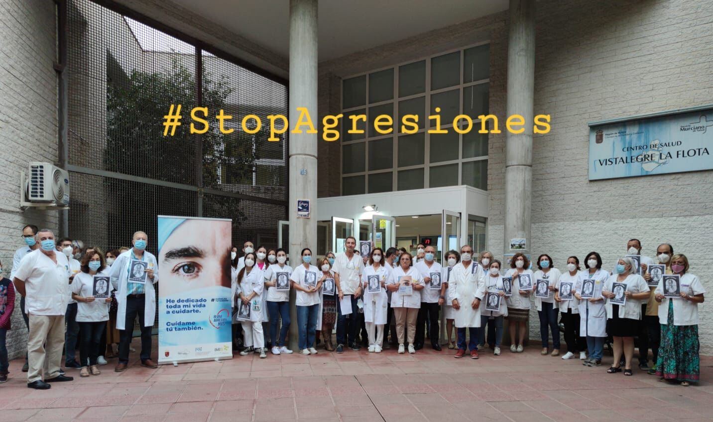 Concentración contra las agresiones al personal sanitario en el Centro de Salud de La Flota (Murcia)