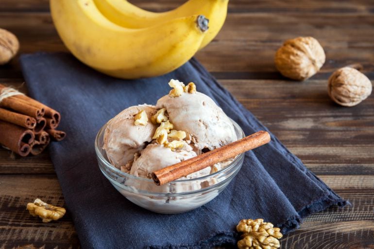 Helado vegano de plátano, nueces y canela.