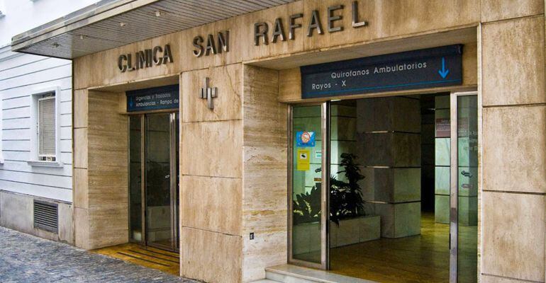 Fachada de la clínica San Rafael, propiedad de la empresa Pascual, en la capital gaditana