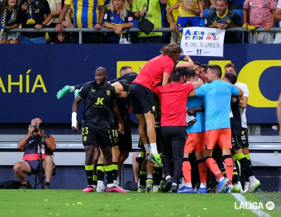 Dani Pendín salta en la piña del Almería.