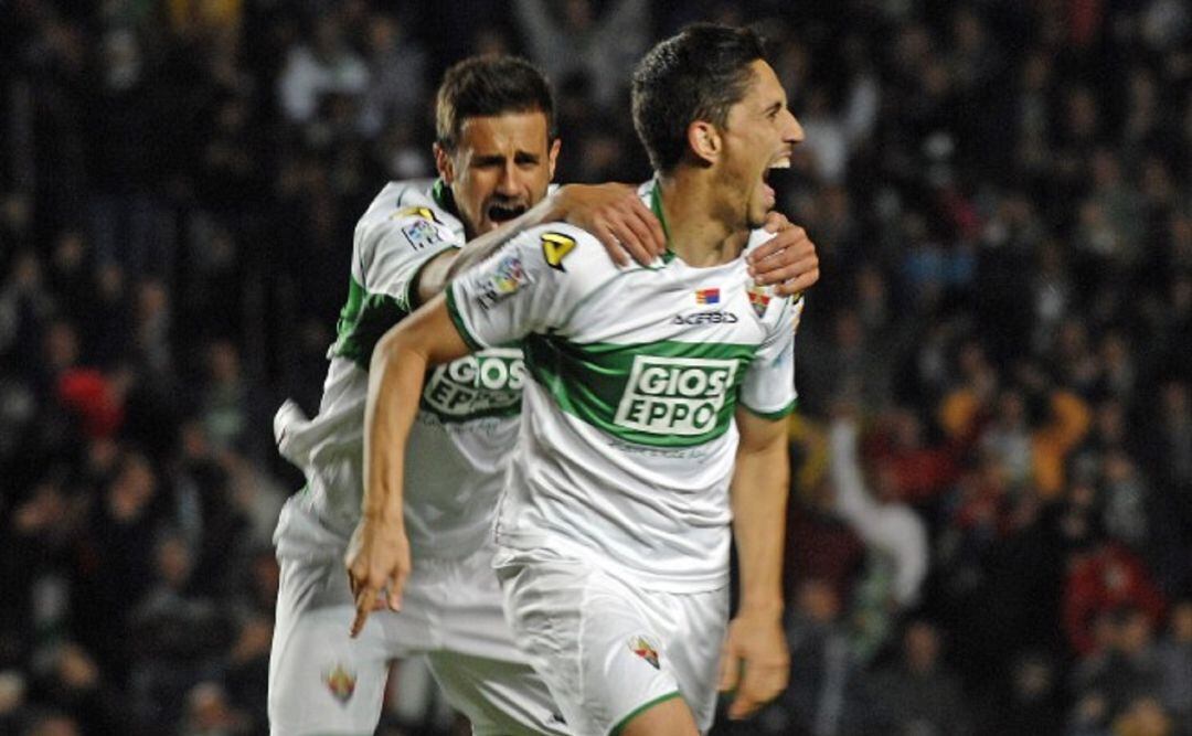 Fidel Chaves, en primer plano, celebra uno de sus goles con el Elche