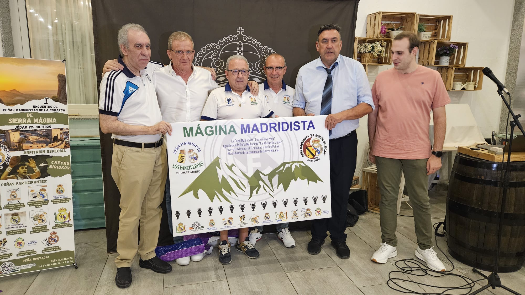 Entrega de regalos conmemorativos a los representantes de la Peña Madridista &#039;Los Panciverdes&#039; de Bedmar