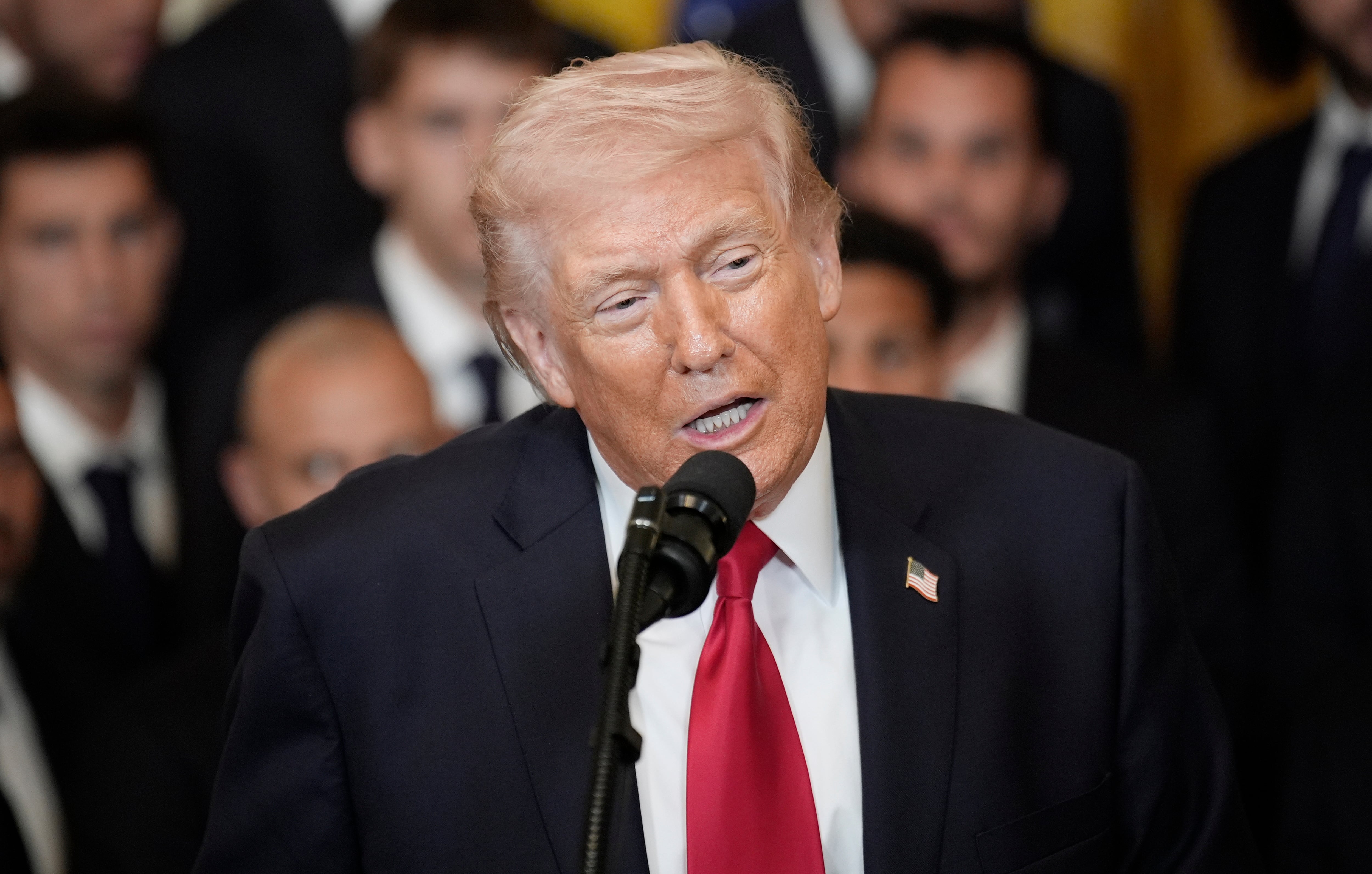 Trump dice que no habrá acuerdo con Irán sin una "rendición" y afirma que Cuba "caerá pronto"