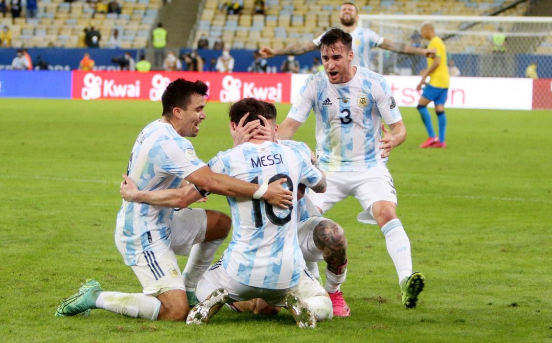 Leo Messi celebra la victoria junto a sus compañeros. 