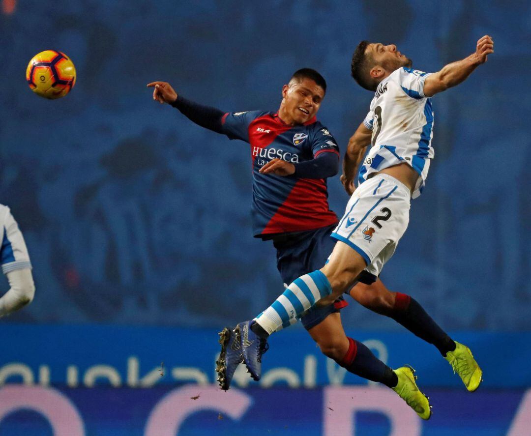 Joseba Zaldua salta con el Cucho Hernández en el último partido en Anoeta