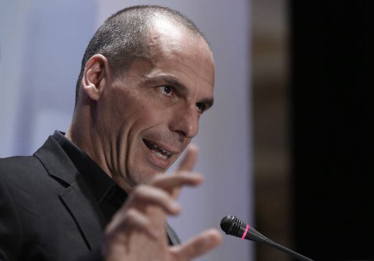 YAN05- ATENAS (GRECIA), 21/04/2015.- El ministro de Finanzas de Grecia, Yanis Varoufakis, pronuncia un discurso en la 20 edición del Foro Bancario hoy, martes 21 de abril de 2015, en Atenas, Grecia. El Eurogrupo descarta un acuerdo con Grecia en su reunió