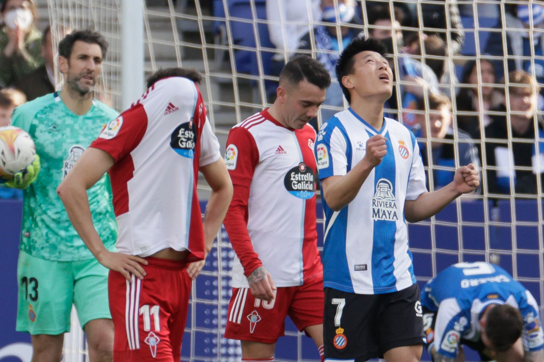 CORNELLÁ DE LLOBREGAT (BARCELONA), 10/04/2022.- El delantero del Espanyol Wu Lei (d) celebra tras marcar ante el Celta, durante el partido de Liga en Primera División disputado este domingo en el RCDE Stadium de Cornellá, en Barcelona. EFE/Quique García
