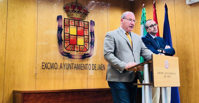 De izquierda a derecha, el alcalde de Jaén, Javier Márquez, y el concejal de Hacienda, Manuel Bonilla.