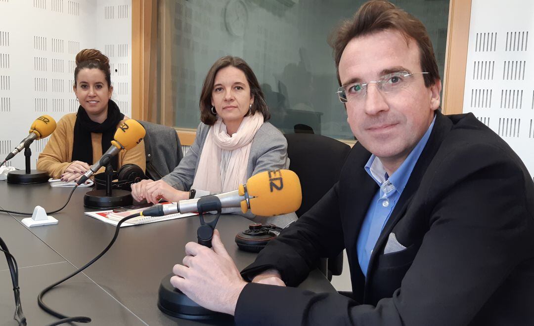 De derecha a izquierda, Miguel Ángel Recuenco (PP Leganés), Raquel López (PSOE Fuenlabrada) y Leticia Sánchez (Unidas Podemos Parla)