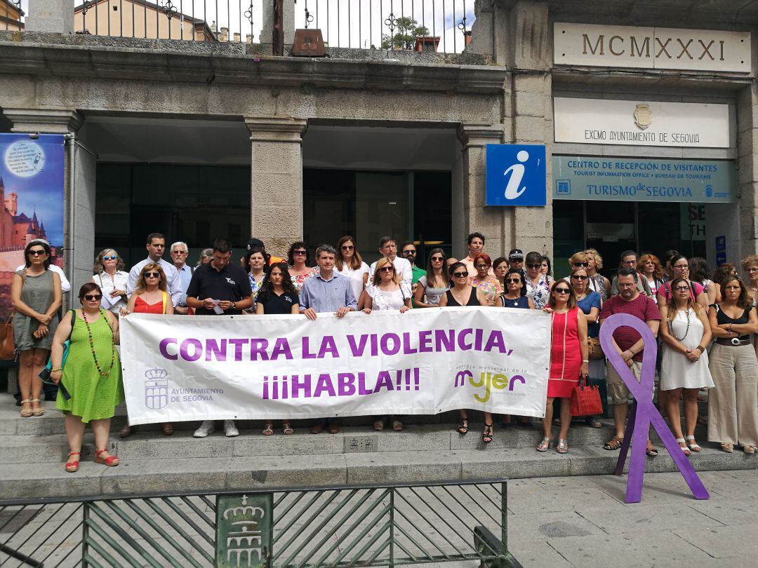 Más de medio centenar de personas participan en la concentración realizada a las puertas del Centro de recepción de visitantes
