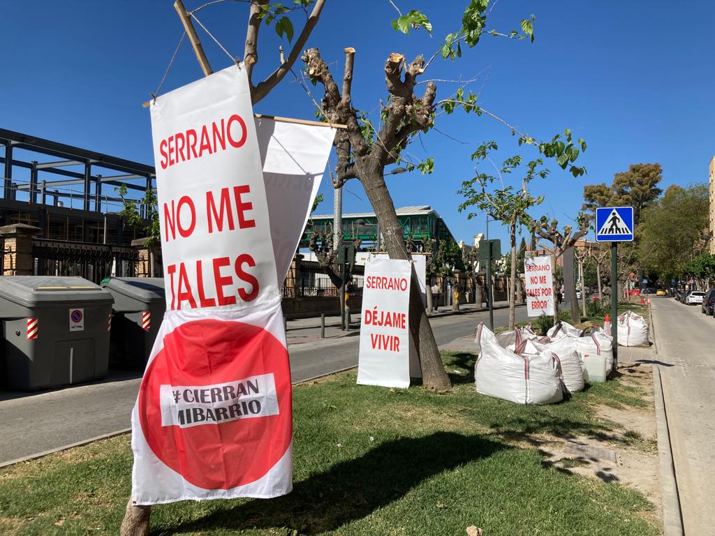 'Cierran Mi Barrio' protesta contra la tala de 23 moreras en la calle Industria de Murcia