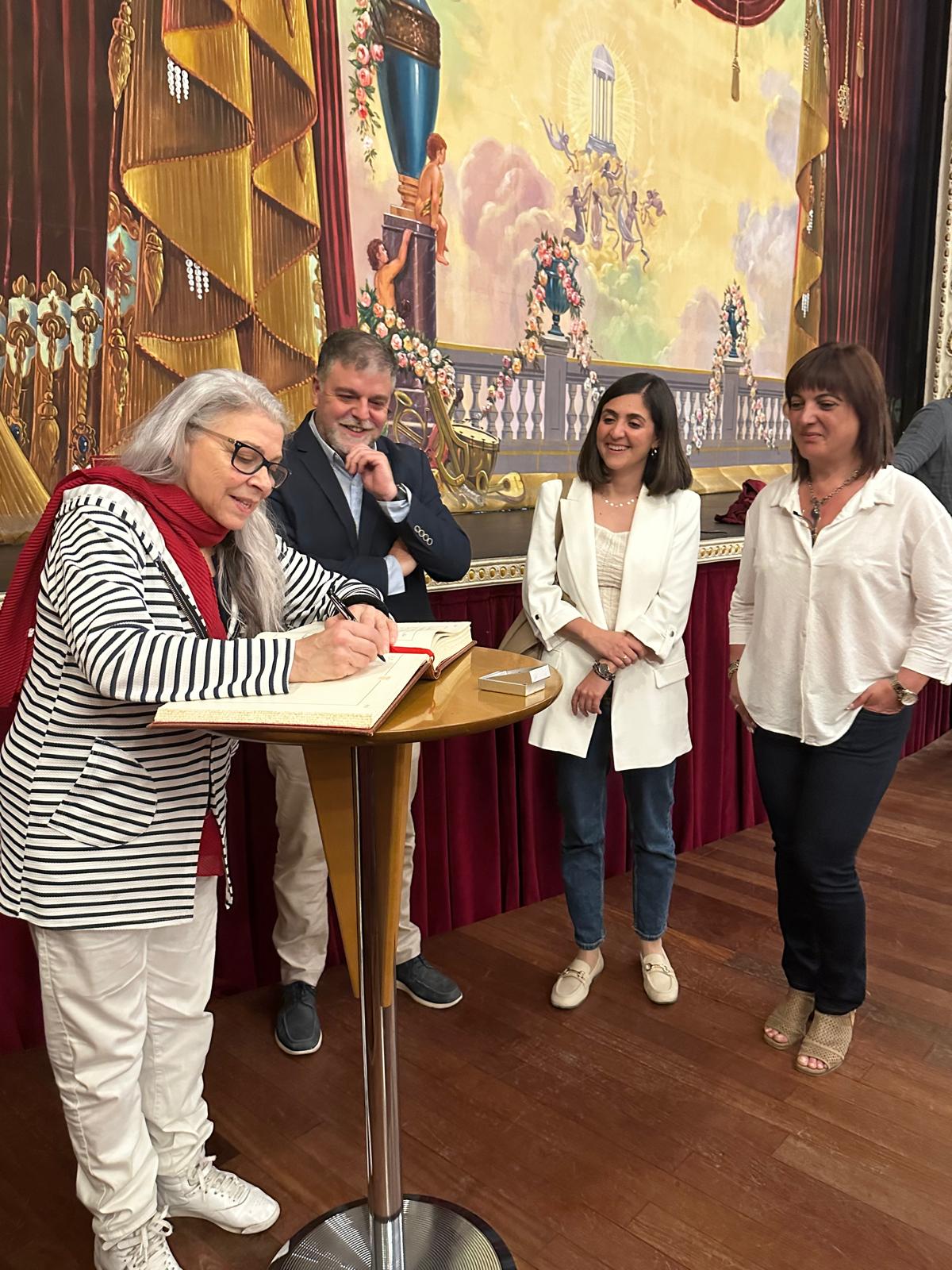 Kiti, firma en el libro de honor del Ayuntamiento