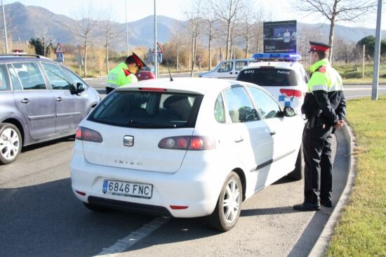 Un dels controls muntats pels Mossos d'Esquadra i la Policia Local de Roses