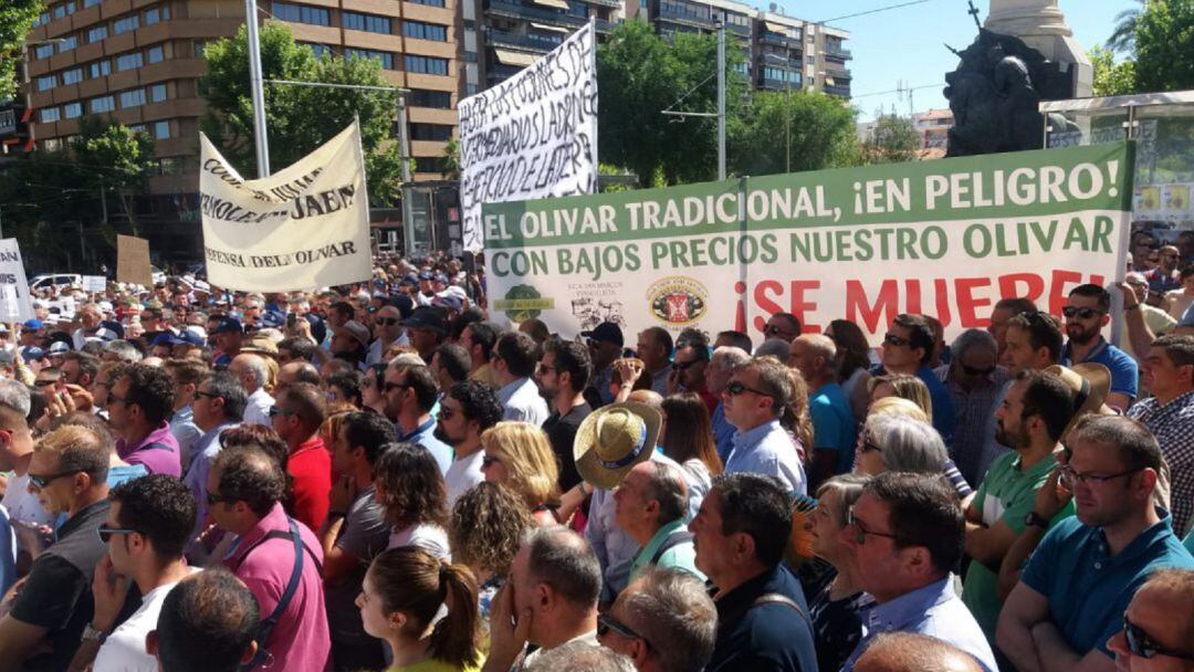 Los agricultores ya plantaron cara a las administraciones en una concentración multitudinaria en la capital jiennense