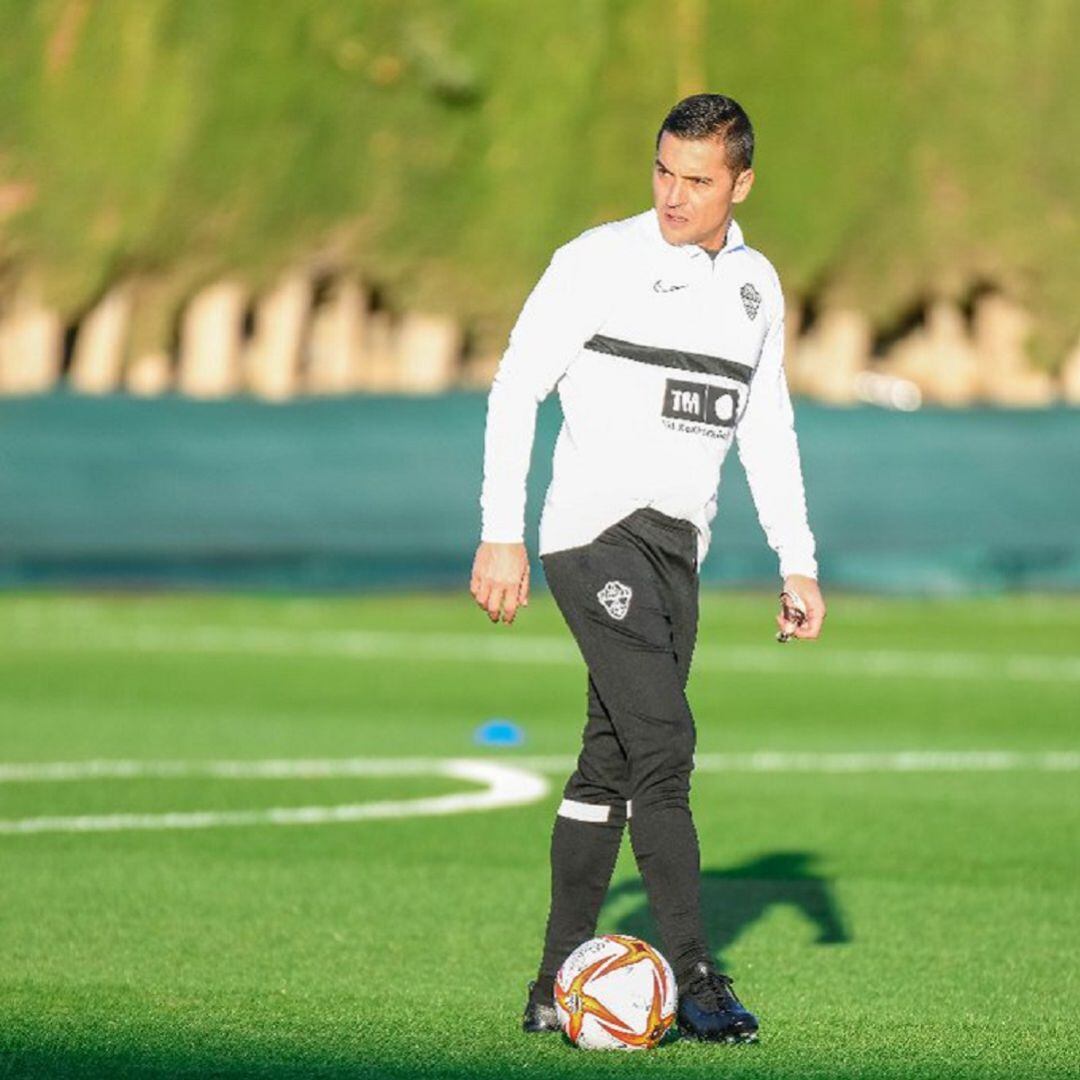 Francisco con un balón durante un entrenamiento esta semana