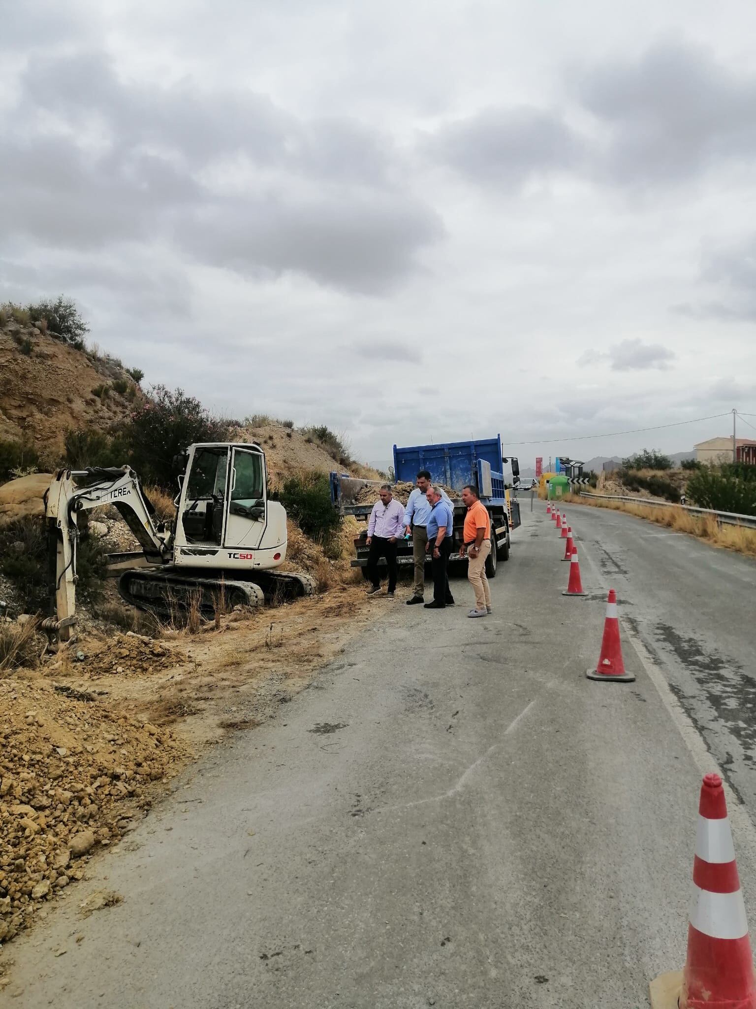 Visita a las obras de construcción de la nueva red de saneamiento en Ricote.