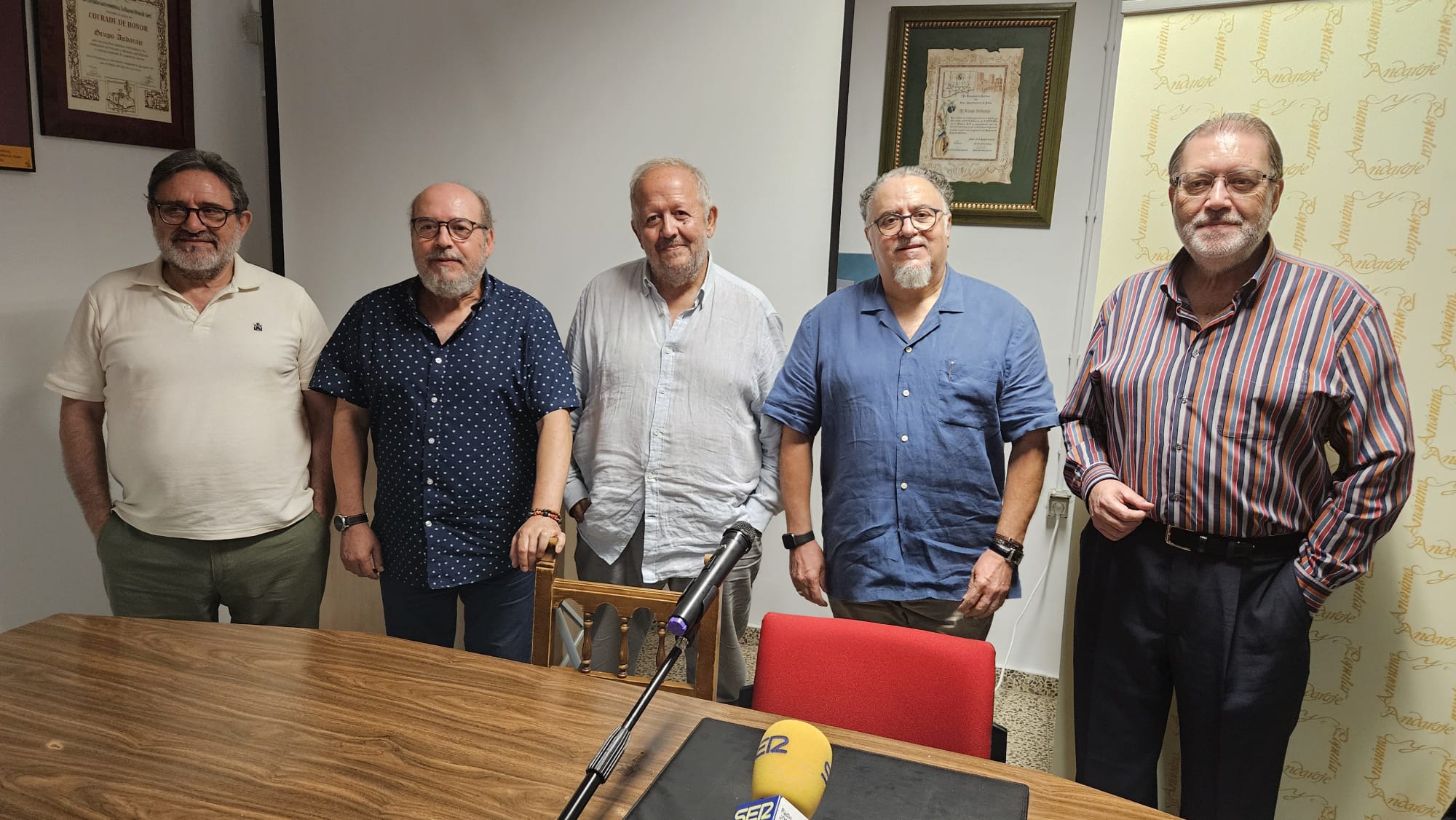 Foto de familia, al final de la jornada, con los tres ponentes acompañados por José Nieto y Jesús Barroso de la A.C. Andaraje