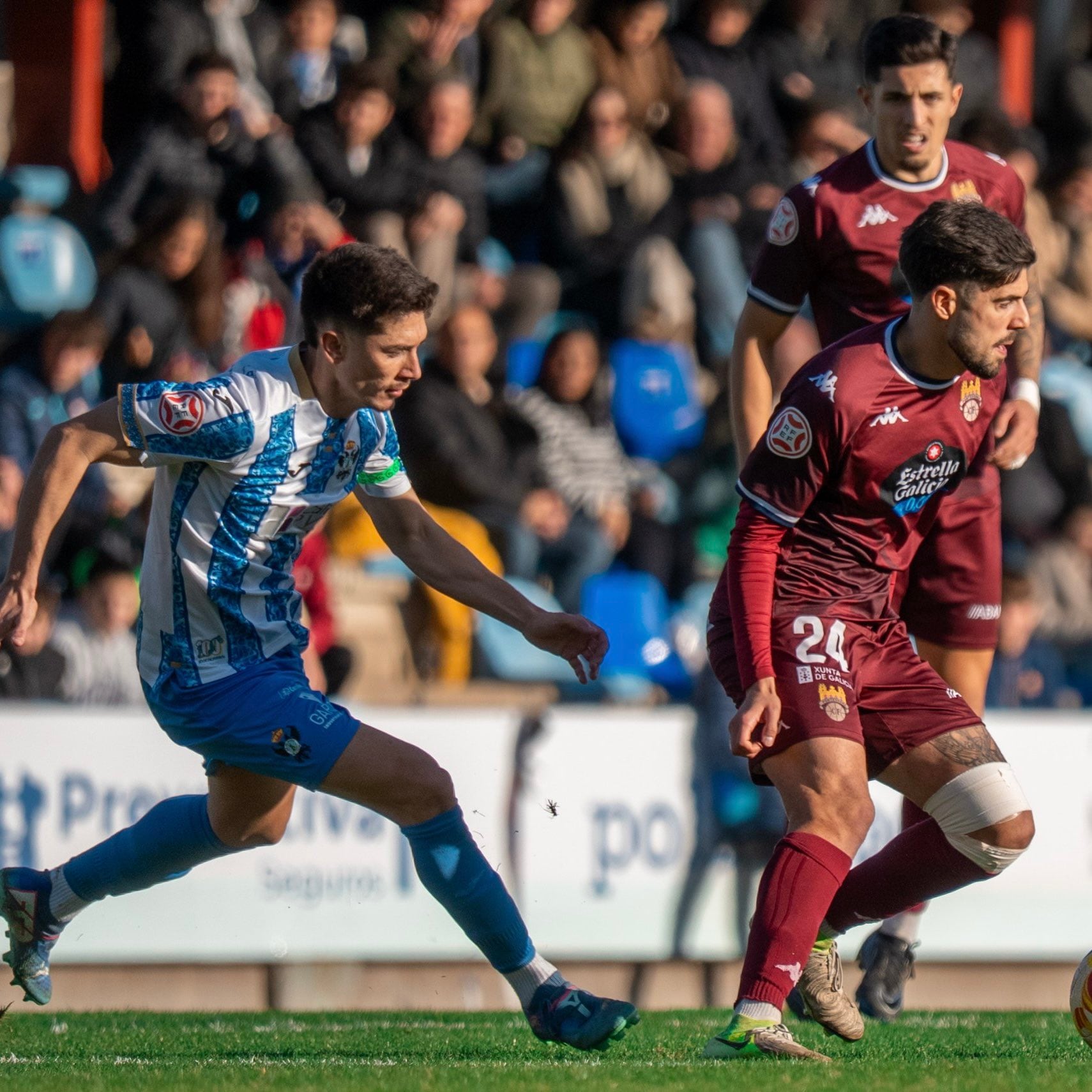Sergio Montero, del CF Talavera, y Tiago, del Pontevedra