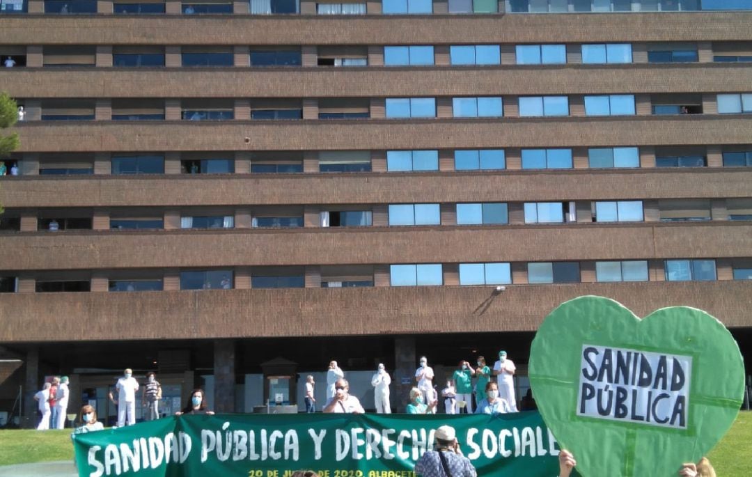 Imagen del acto este sábado a las puertas del Hospital de Albacete