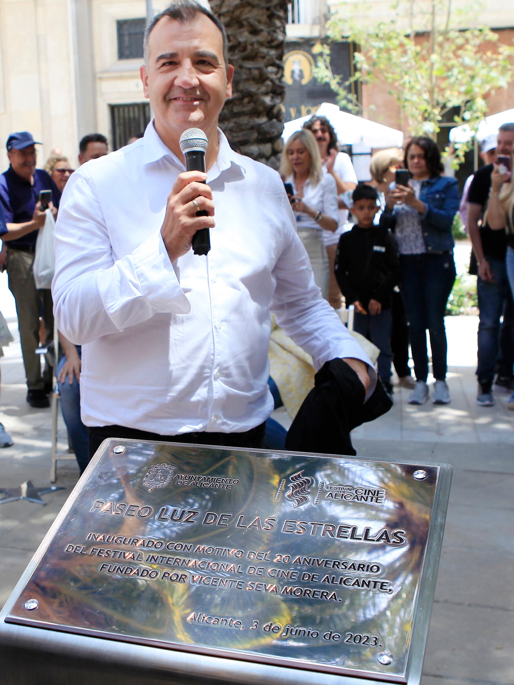 Vicente Seva, director del Festival de Cine de Alicante, inaugura la placa del Paseo Luz de las Estrellas. Foto: Intermundo Comunicación