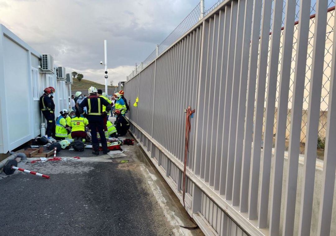 Un varón de 47 años, herido muy grave en Loeches tras caerle encima una puerta metálica de 400 kilos