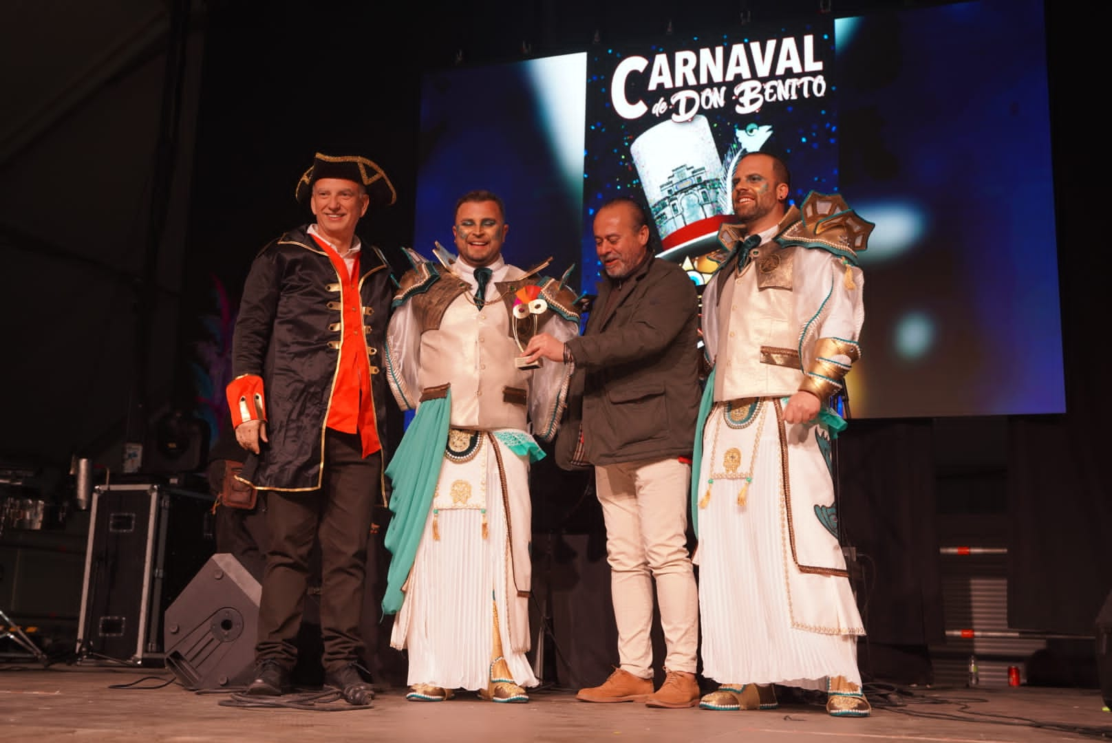 Momento entrega de premio a Achikitú por parte del alcalde de Don Benito