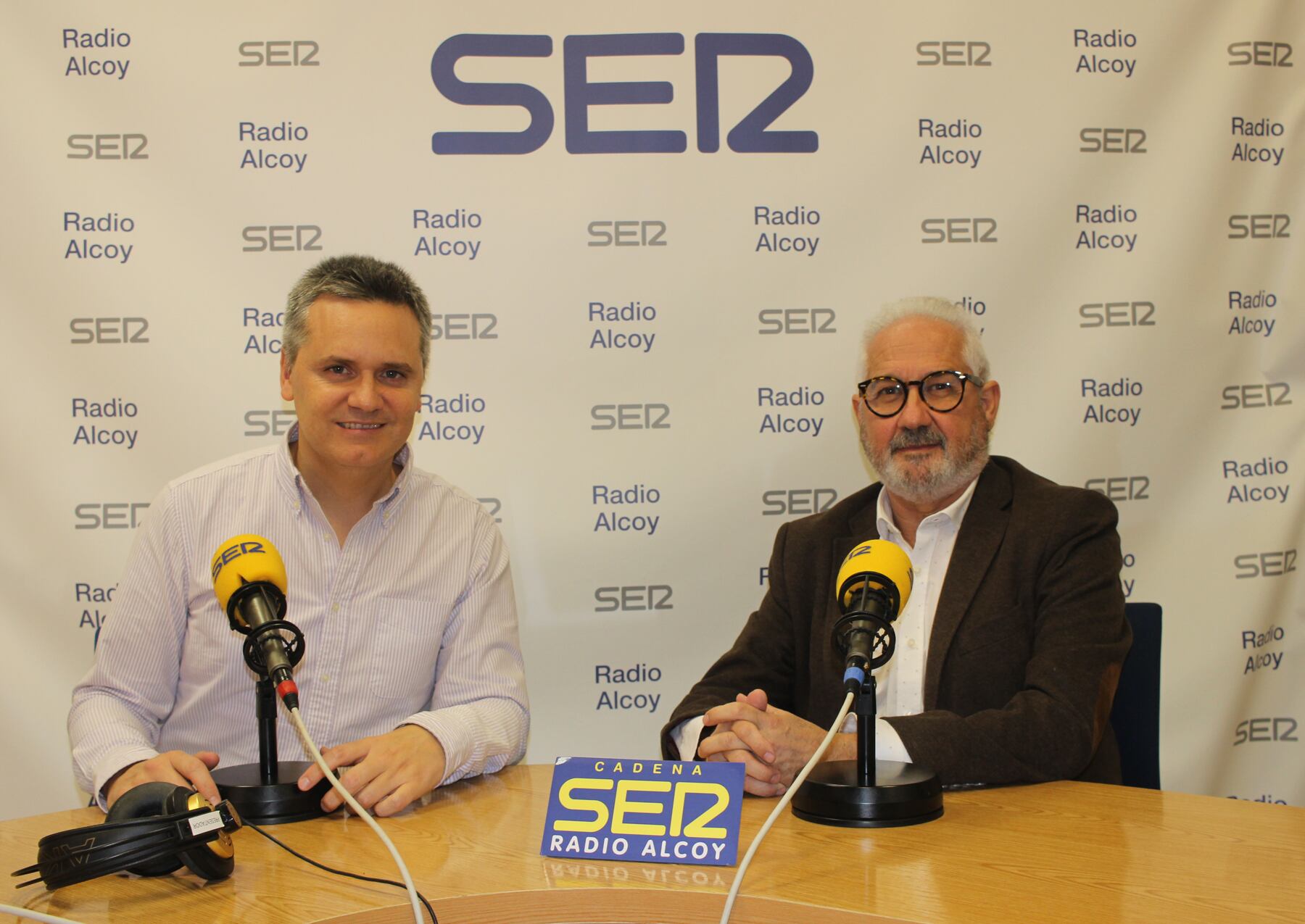 Luis Alberto Pérez Velarde e Ignacio Trelis, en el estudio central de Radio Alcoy