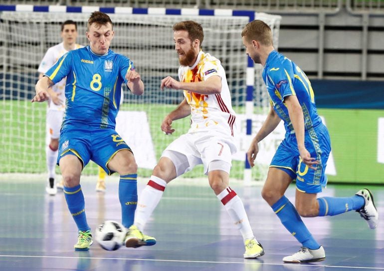 Adrián Alonso &quot;Pola&quot; intentando escaparse de los jugadores de Ucrania durante el partido de los cuartos de final del Europeo de Fútbol Sala.