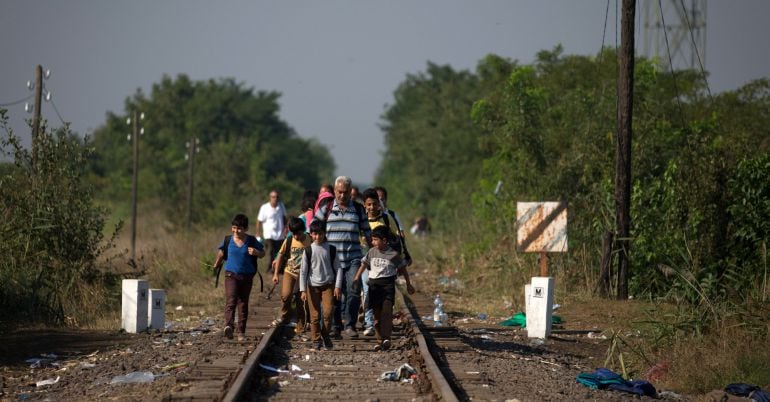 Refugiados llegan a Macedonia en un viaje hacia Serbia y el norte de Europa