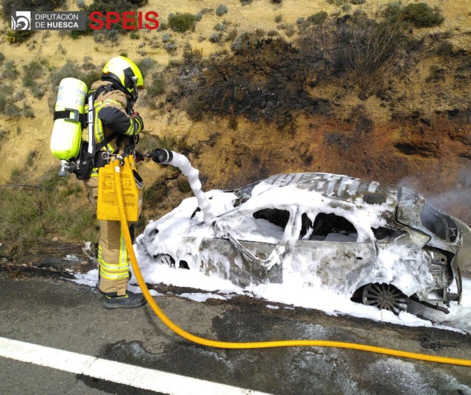 Los bomberos han sofocado el incendio del vehículo. Foto: DPH