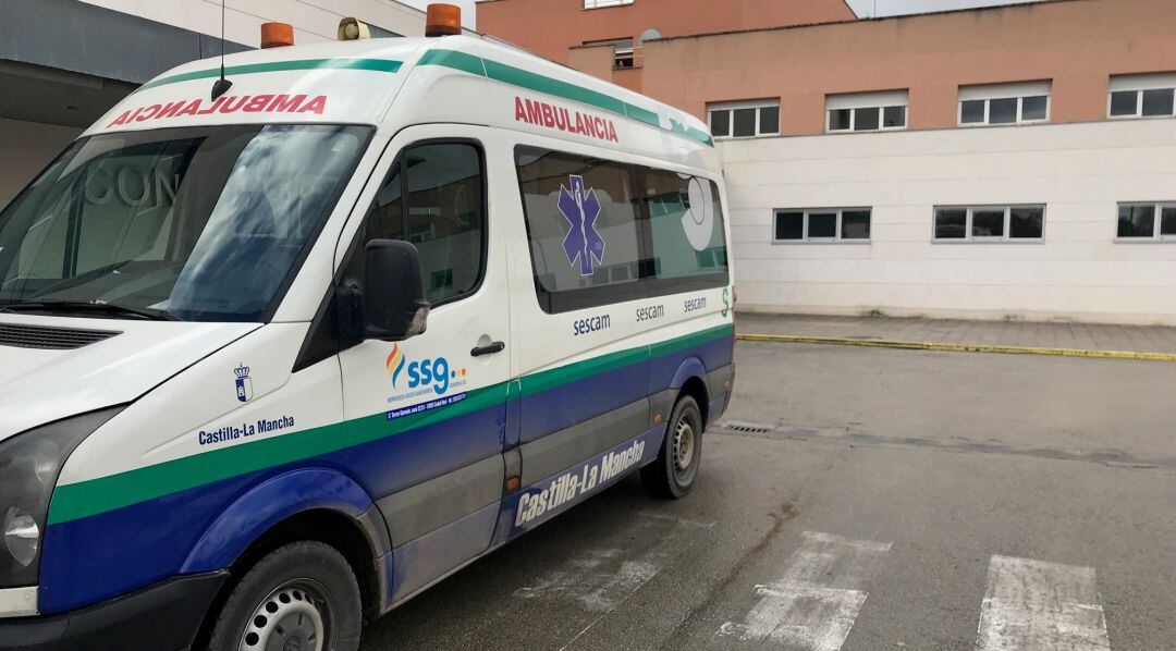 Imagen de archivo de una ambulancia en el Hospital de Valdepeñas (Ciudad Real)