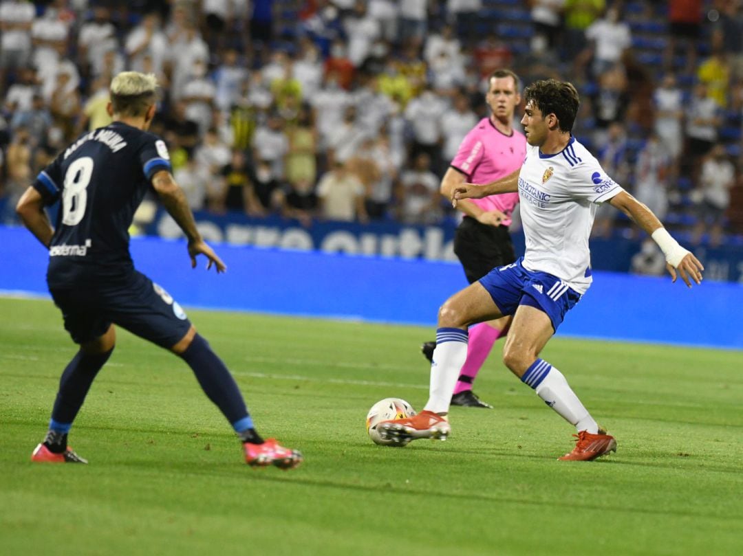 Manu Molina pugnando por un balón